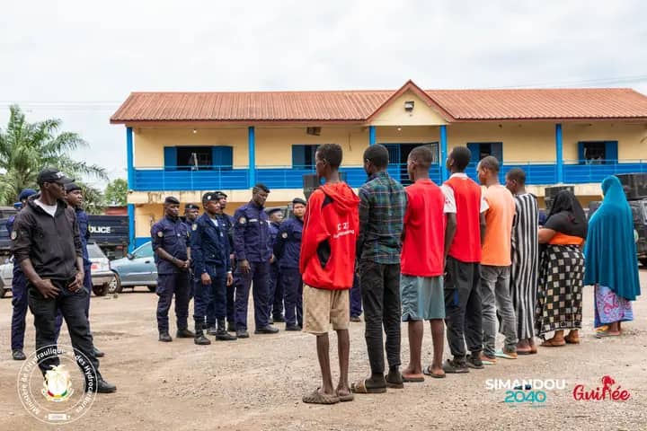LASSAINISSEMENT DES LIEUX PUBLICS : 10 INDIVIDUS INTERPELLÉS POUR DÉPÔTS SAUVAGES D’ORDURES À CONAKRY